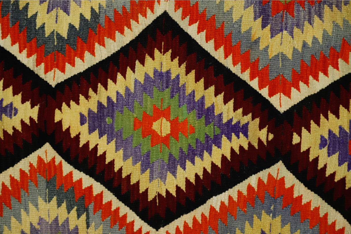 Karadere / 5x7 Tribal Turkish Boho Kilim Rug Front Side Close Up