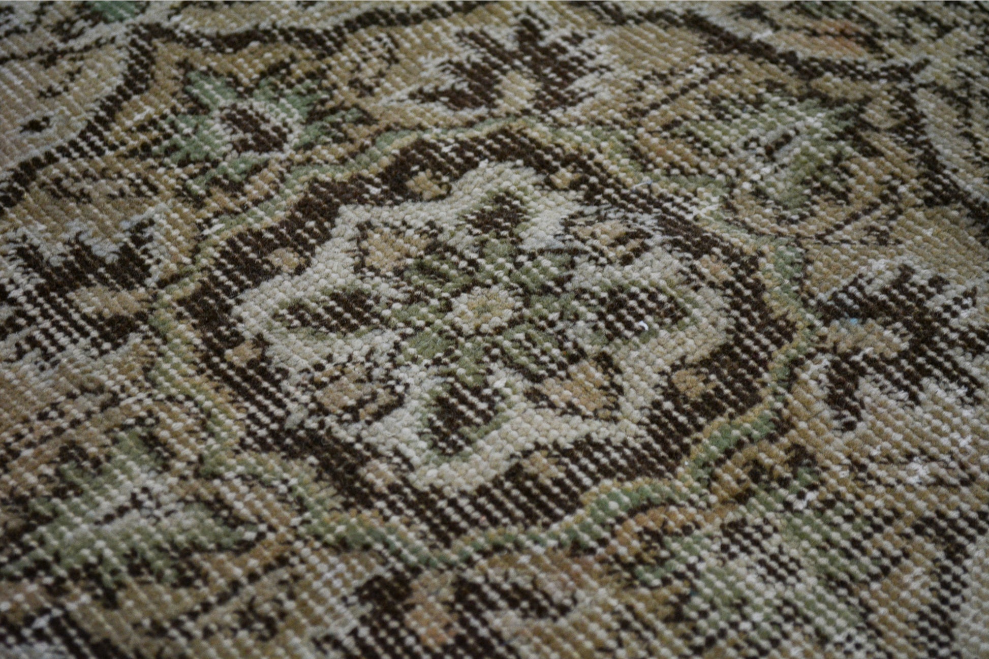 Atabey / 5x9 Oriental Wool Area Rug Detail