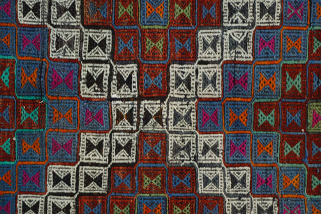 Bezirci / 5x9 Vintage Wool Oriental Kilim Rug Close Up