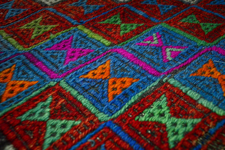 Bezirci / 5x9 Vintage Wool Oriental Kilim Rug Detail