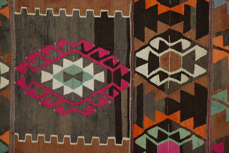 Eynehan / 5x9 Vintage Oriental Area Kilim Rug Close Up