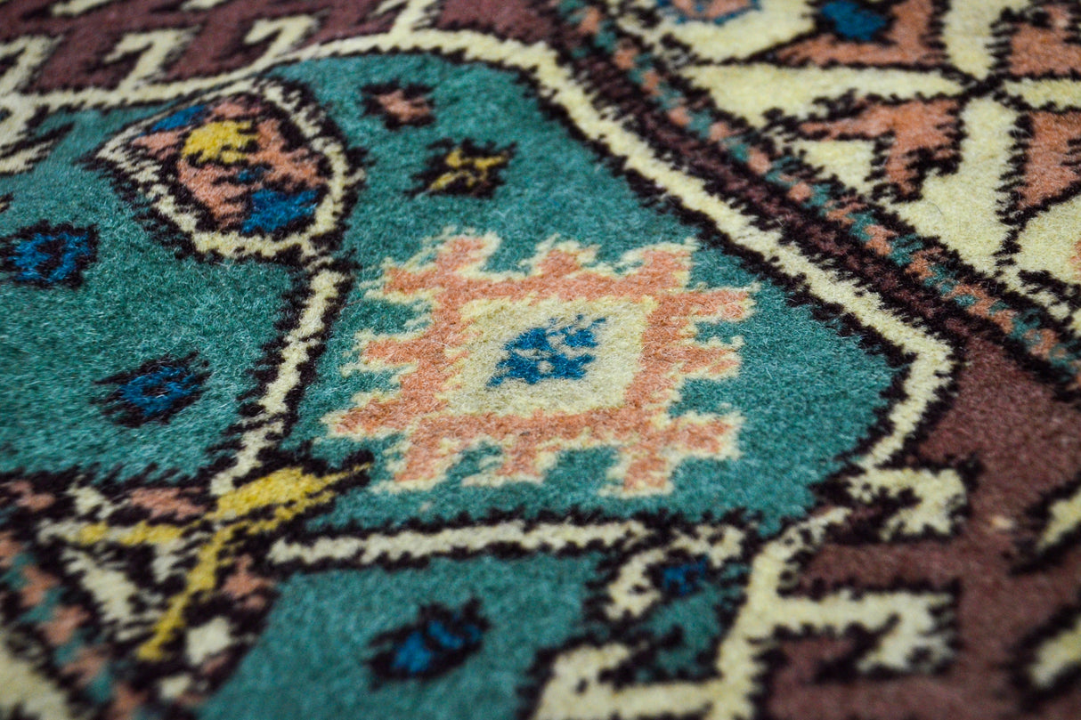 Hayalli / 5x8 Vintage Oriental Wool Area Rug Detail
