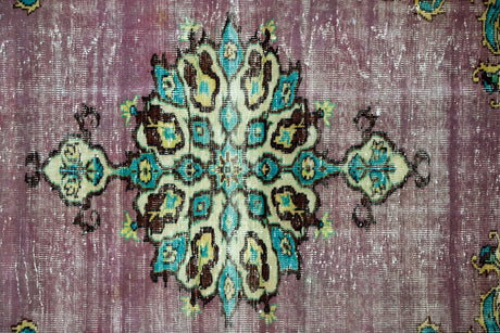 Uluborlu / 6x8 Vintage Turkish Area Rug Close Up